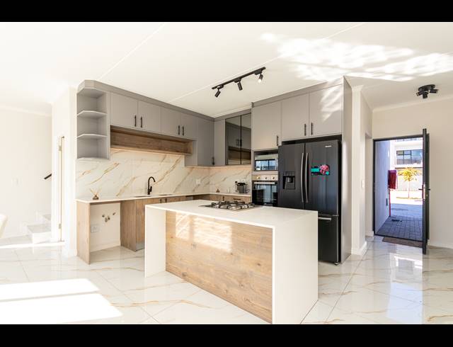 3 BEDROOM APARTMENT FOR SALE IN SANDOWN